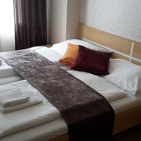 Hotel Imos Břeclav Esterno foto
