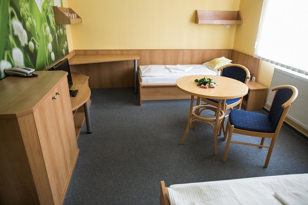Hotel Imos Břeclav Esterno foto
