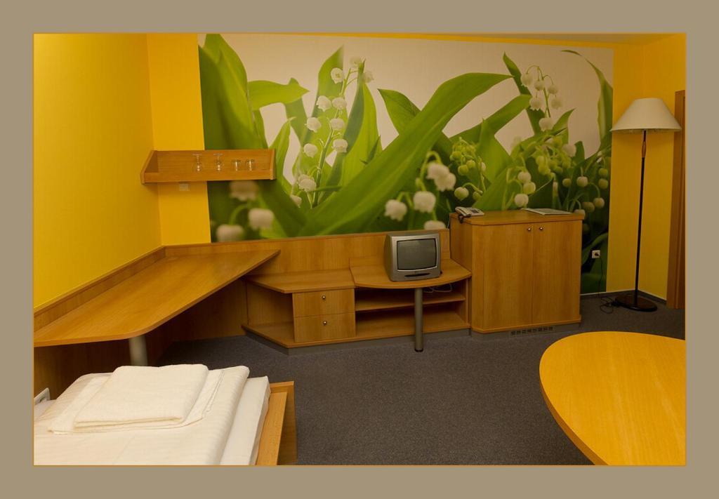 Hotel Imos Břeclav Esterno foto