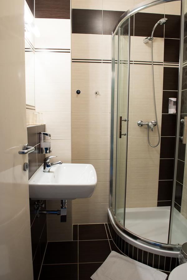 Hotel Imos Břeclav Esterno foto